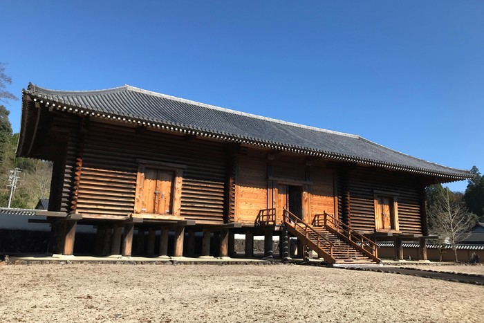 東大寺の正倉院を完全に再現したものが渡川にはあります。中にも入れます。