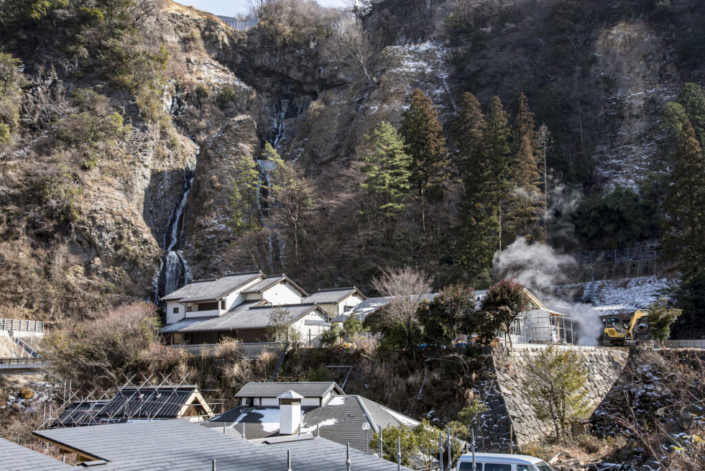 【求人】滝とカフェと温泉と。