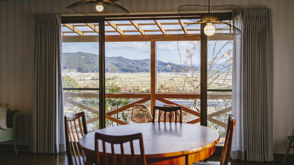 地域で暮らすように、阿蘇に泊まる一棟貸し切り宿「白秋」