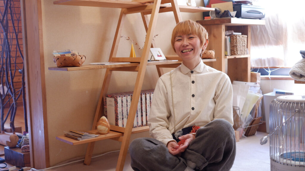 こだわりの靴下と本に囲まれた癒しの空間「まめねこ舎」